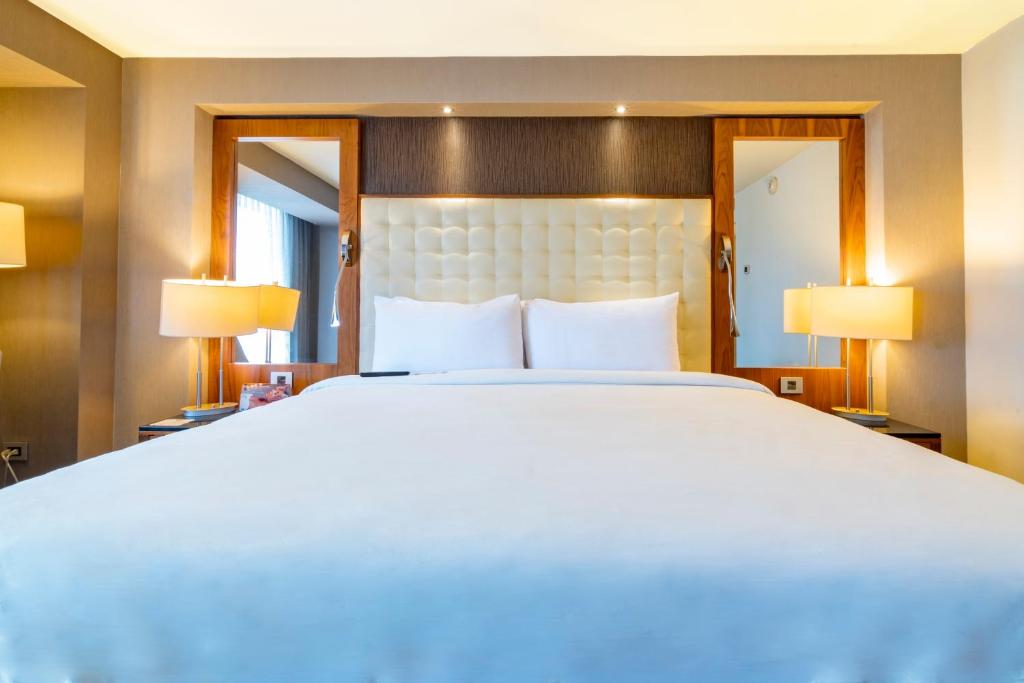 Postel nebo postele na pokoji v ubytování Hotel Lucerna Tijuana