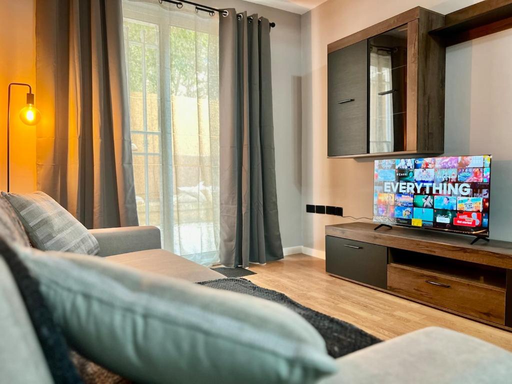 TV a/nebo společenská místnost v ubytování Stylish 2BR in central StJulians