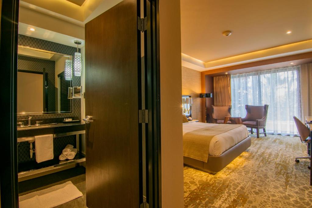 Postel nebo postele na pokoji v ubytování K Tower Boutique Hotel By Lucerna
