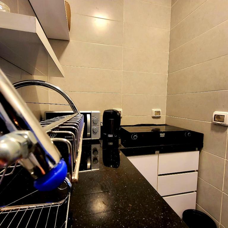 Kuchyň nebo kuchyňský kout v ubytování madinaty cozy studio at privado