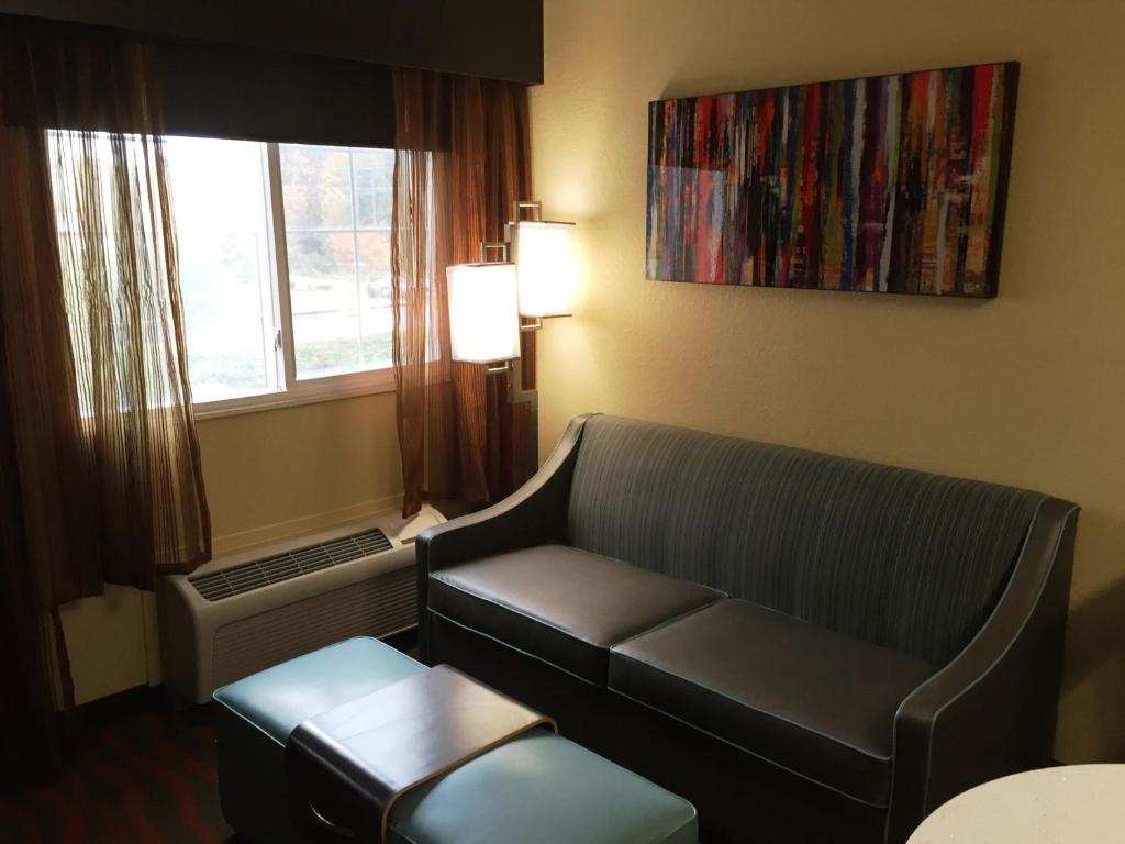 MainStay Suites Greenville Airport - Suite Estudio Queen Con Dos Camas Queen Y Cocina