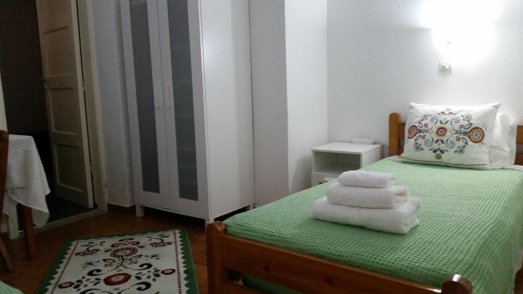 Postel nebo postele na pokoji v ubytování Medieval Rose Guest House