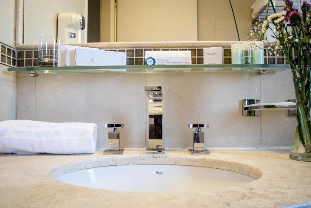 baño con lavabo en una habitación en Hotel Del Comahue en Neuquén