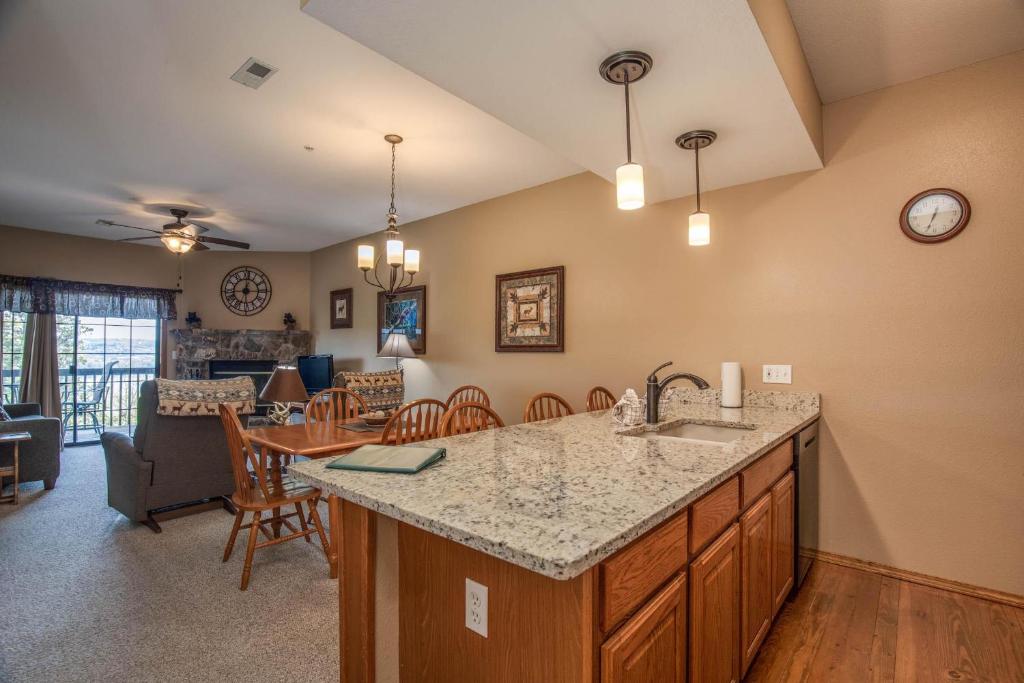 Η κουζίνα ή μικρή κουζίνα στο 2BR Village At Indian Point 1106 near SDC - Free Tickets Daily up to $500