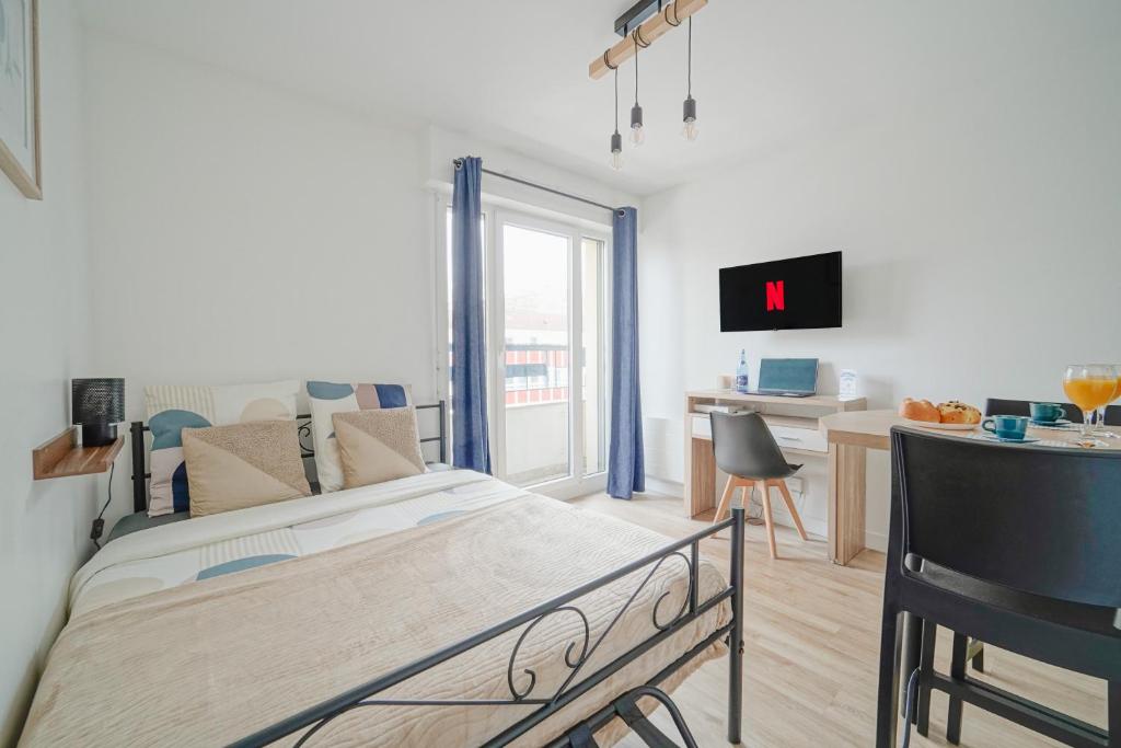 une chambre avec un lit et un salon dans l'établissement Le Cli’Chic, à Clichy