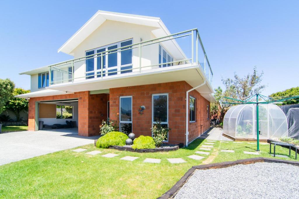 Comfortable Spacious Home, Close to Beach - Resim 1