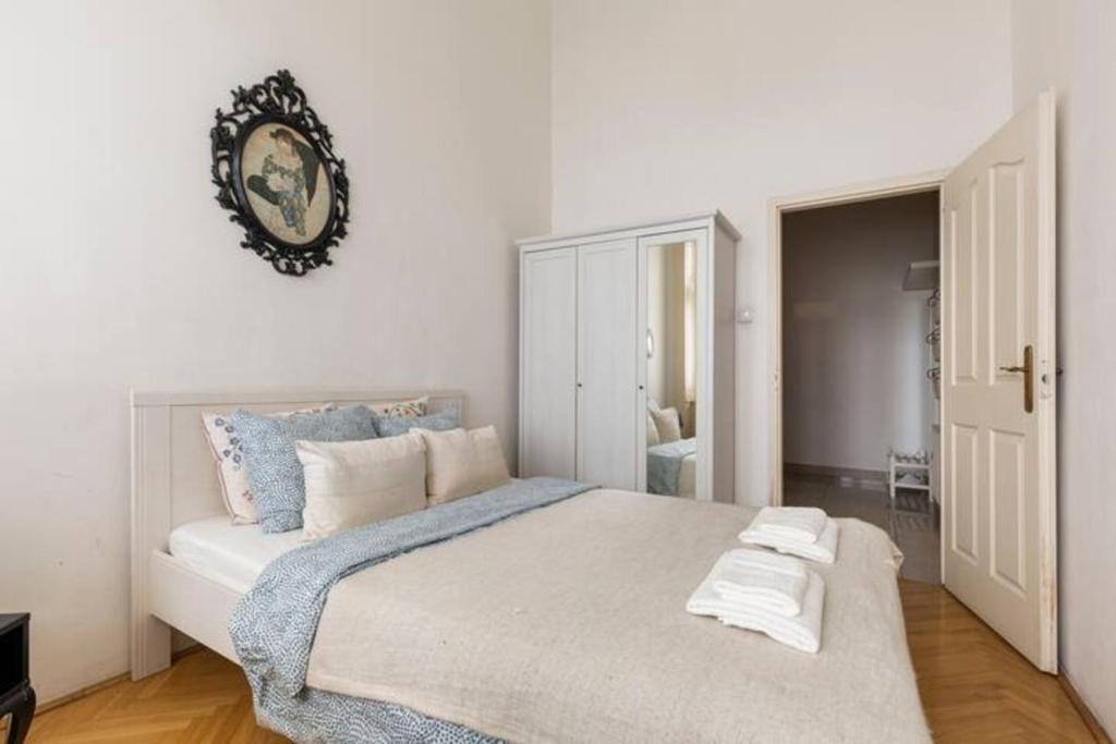 A bed or beds in a room at Bourgeois Elegance in the heart of Budapest