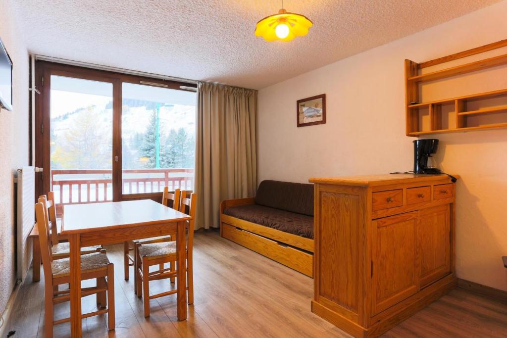 un salon avec un canapé, une table et un bureau dans l'établissement Résidence Meijotel - Studio résidence Meijotel MAE-9611, à Vénosc