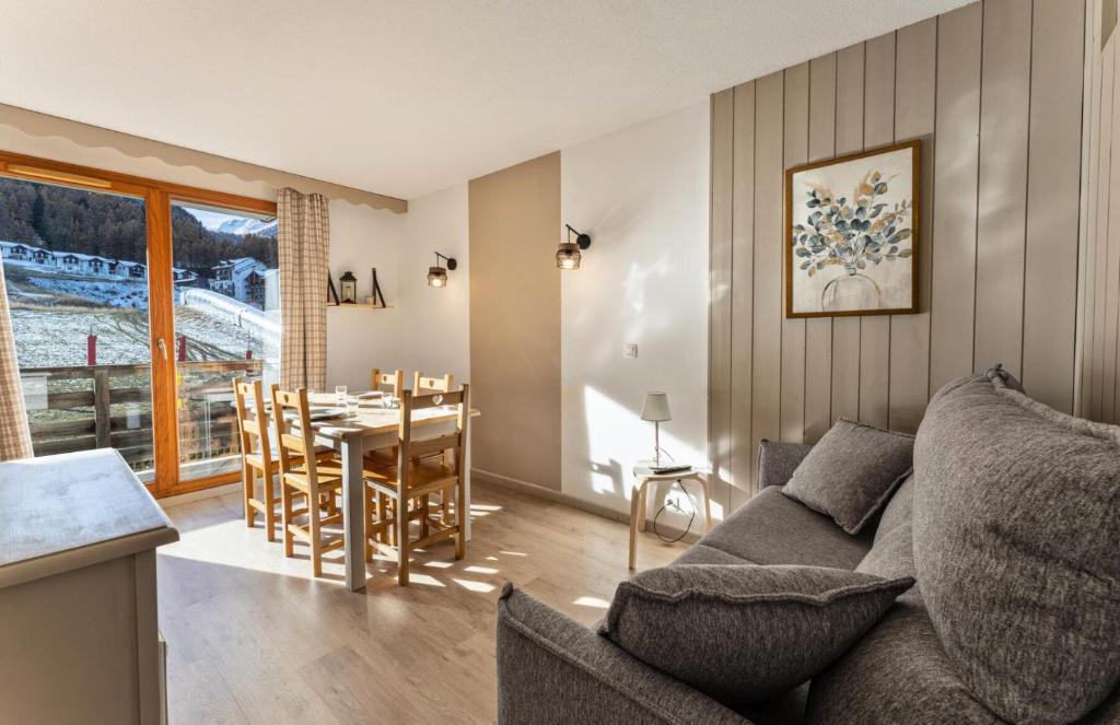 un salon avec un canapé et une table dans l'établissement Résidence Les Hauts De Preclaux - Appartement rénové avec vue sur les pistes MAE-4431, aux Orres