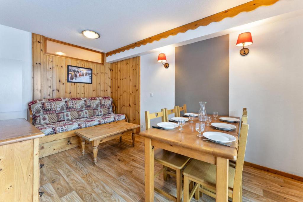 une salle à manger avec une table et un canapé dans l'établissement Résidence Les Hauts De Preclaux - Appartement ensoleillé avec vue sur les pistes MAE-6931, aux Orres