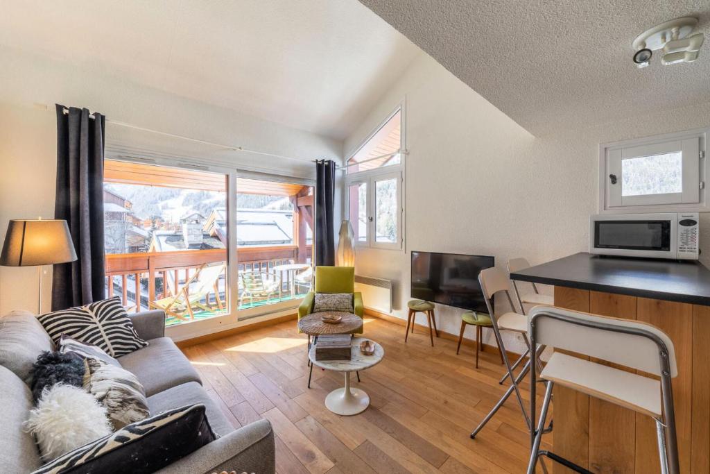 un salon avec un canapé et une table dans l'établissement Résidence Le Cristal - Très beau 3 pièces en duplex dans le centre de Méribel proche des commerces et des pistes de ski MAE-4931, à Les Allues