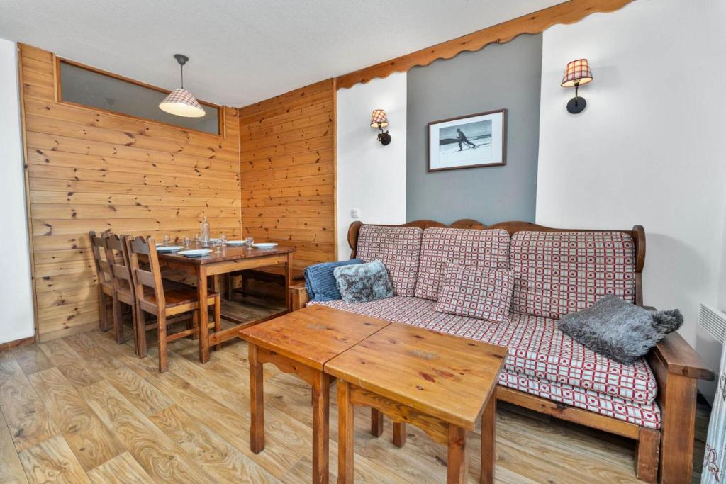 un salon avec un canapé et une table dans l'établissement Résidence Les Hauts De Preclaux - Appartement 6 personnes aux Hauts de Préclaux MAE-2341, aux Orres