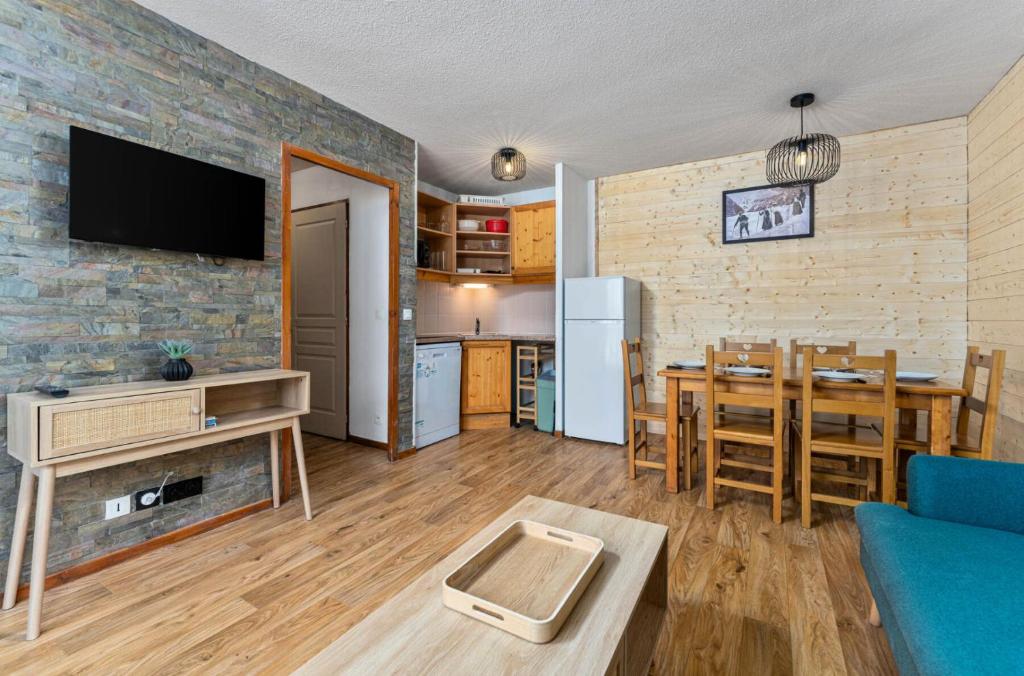 un salon avec une cuisine et une salle à manger dans l'établissement Résidence Les Hauts De Preclaux - Bel appartement pour 6 personnes re-décoré MAE-2351, aux Orres