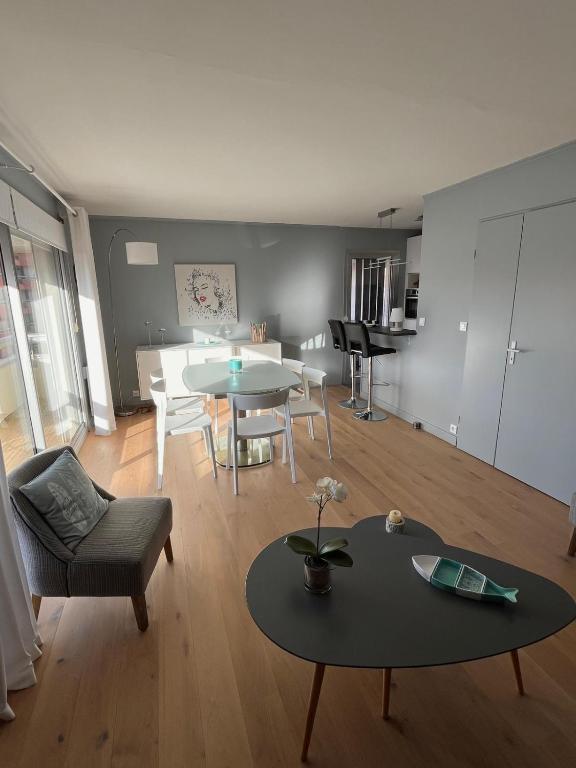 un salon avec un canapé et une table dans l'établissement Les Glycines, à Le Touquet-Paris-Plage