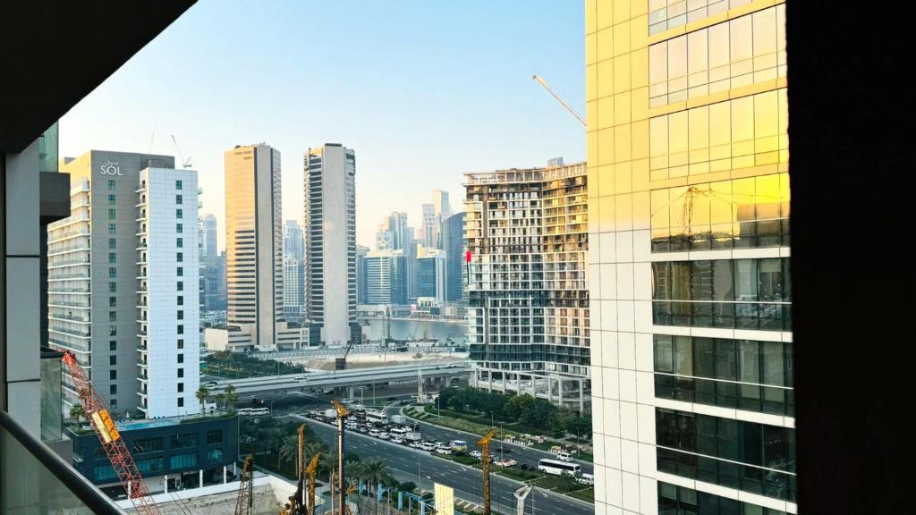 Pemandangan umum bagi Dubai atau pemandangan bandar yang diambil dari hotel kapsul
