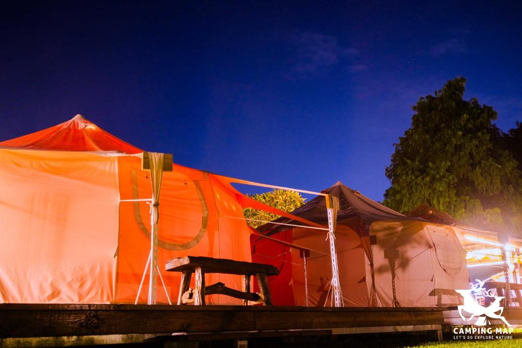 Budova, kde se the luxury tent nachází