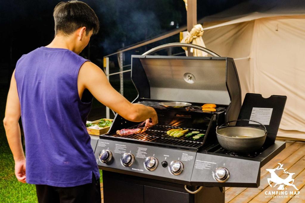 Gril dostupný pro hosty v luxury tent