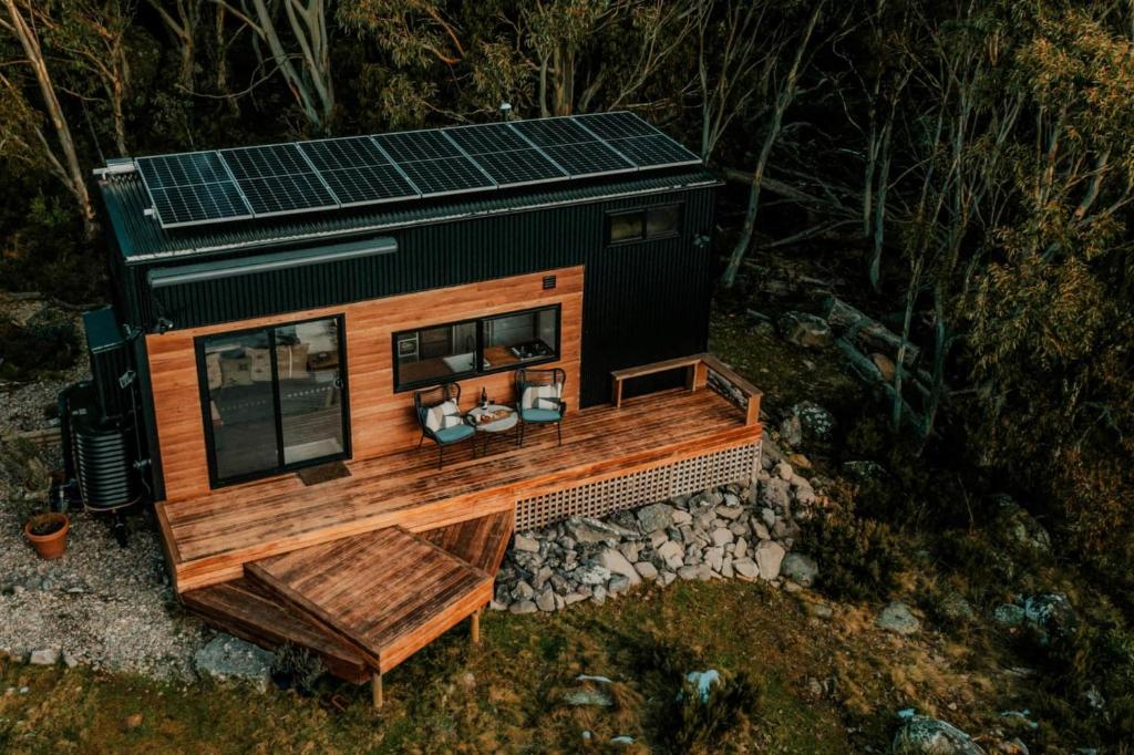 克拉肯巴克The Crest - A Tiny House with a Big View的一座太阳能屋顶的小型房屋的模型
