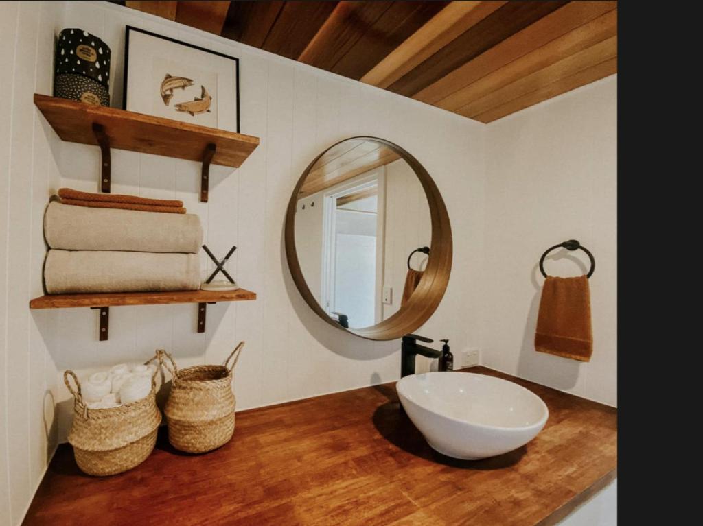 克拉肯巴克The Crest - A Tiny House with a Big View的一间带碗水槽和镜子的浴室