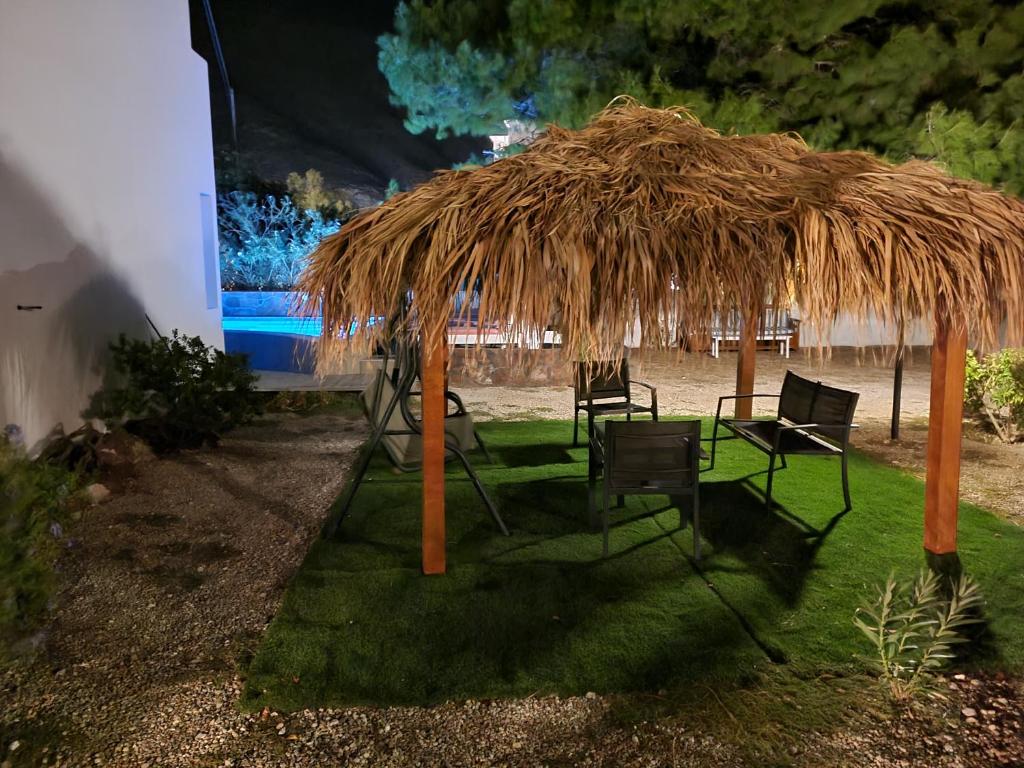 Ogród w obiekcie Located by the sea one beachfront Private Captain Lazaros Pool Villa with loft in 750sqm spacious private plot-Jacuzzi-sunrelax-furnished terace-gazebo-private parking,sleep 3 adults and 2 children, just steps from the Black Beach-Seaview