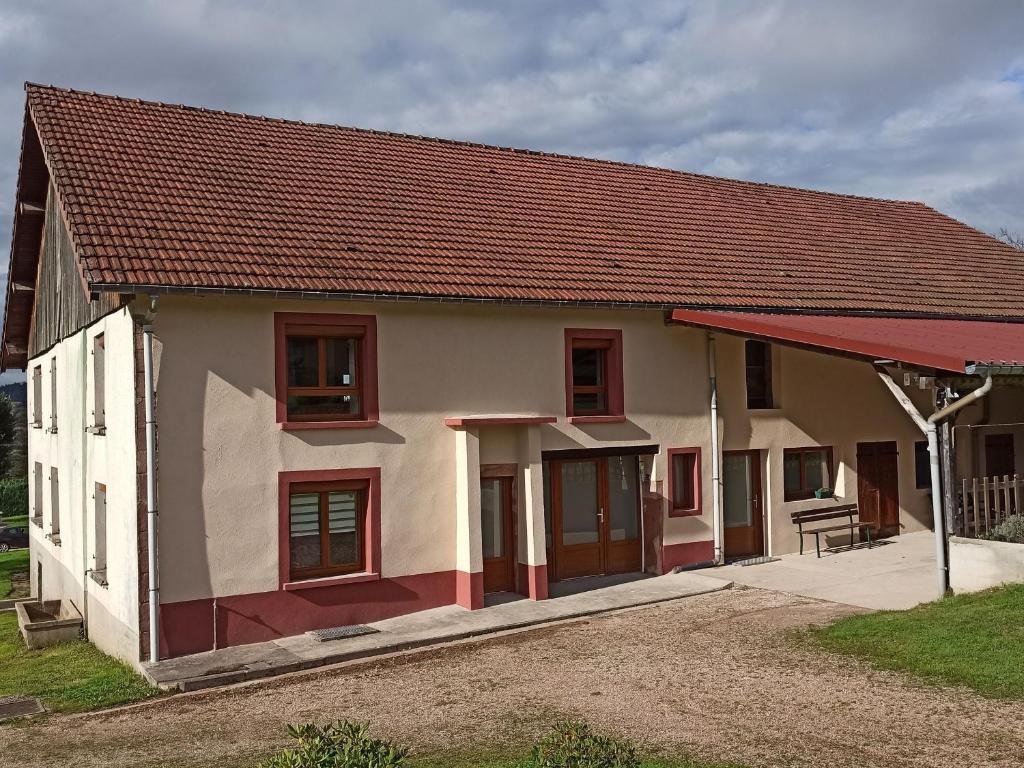 una piccola casa con il tetto rosso di Grande Maison pour 10 Pers. avec Jardin, Terrasse, BBQ, Près de Bruyères et Gérardmer - FR-1-589-335 a Champ-le-Duc