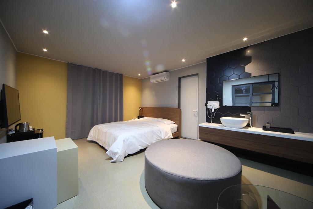 Postel nebo postele na pokoji v ubytování Soho Hotel