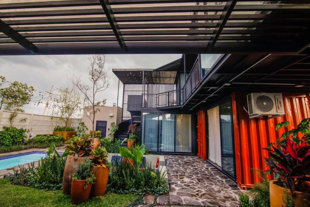 ein Haus mit Pool und einigen Pflanzen in der Unterkunft El Rincón de Casa Sara in La Loma