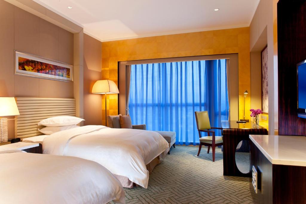 Un pat sau paturi într-o cameră la Sheraton Hohhot Hotel