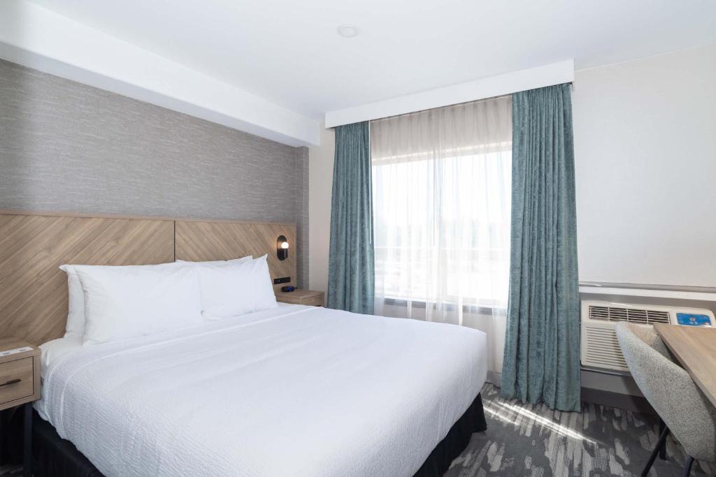 Postel nebo postele na pokoji v ubytování Sandman Hotel Quesnel
