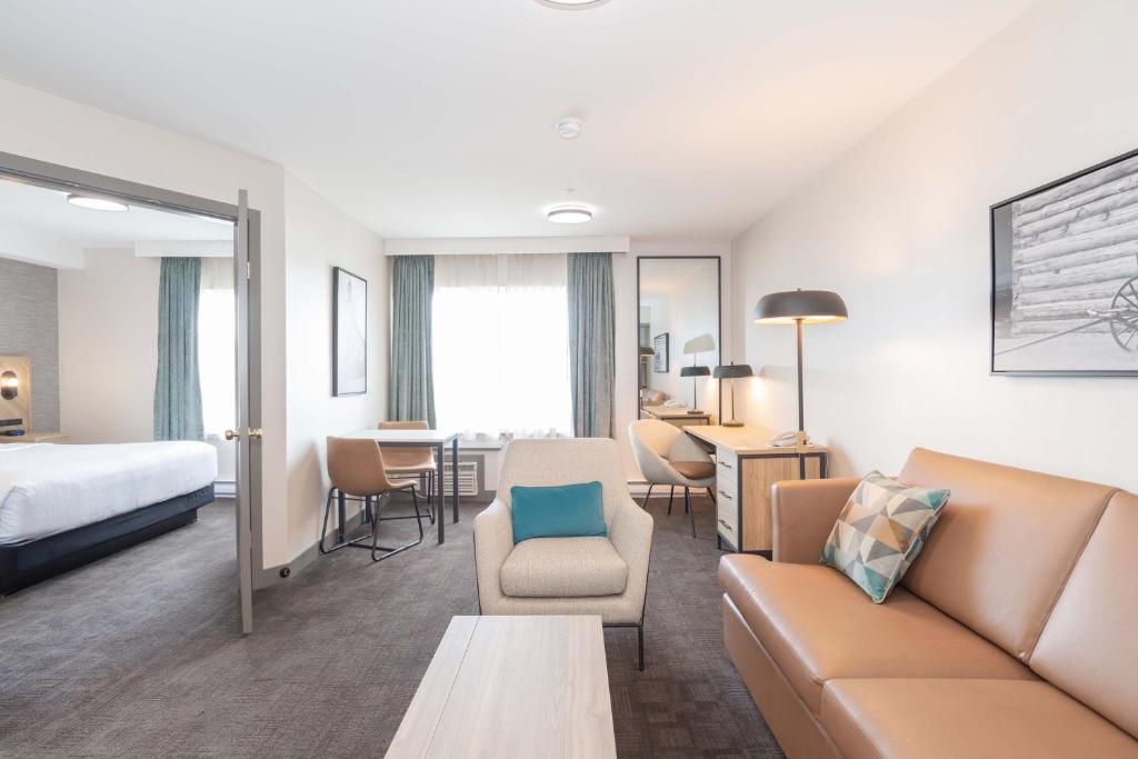 Postel nebo postele na pokoji v ubytování Sandman Hotel Quesnel