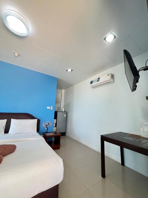 Postel nebo postele na pokoji v ubytování Maenam Villa Hotel