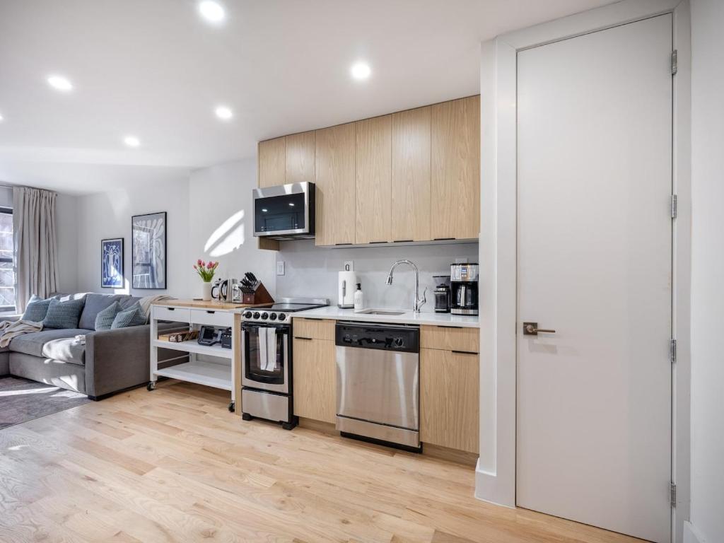 Three-Bedroom Condo next to Bedford Ave L Subwayにあるキッチンまたは簡易キッチン
