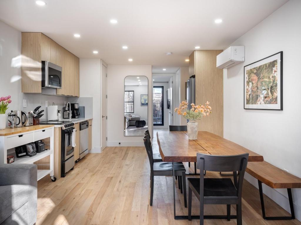 Three-Bedroom Condo next to Bedford Ave L Subwayにあるキッチンまたは簡易キッチン