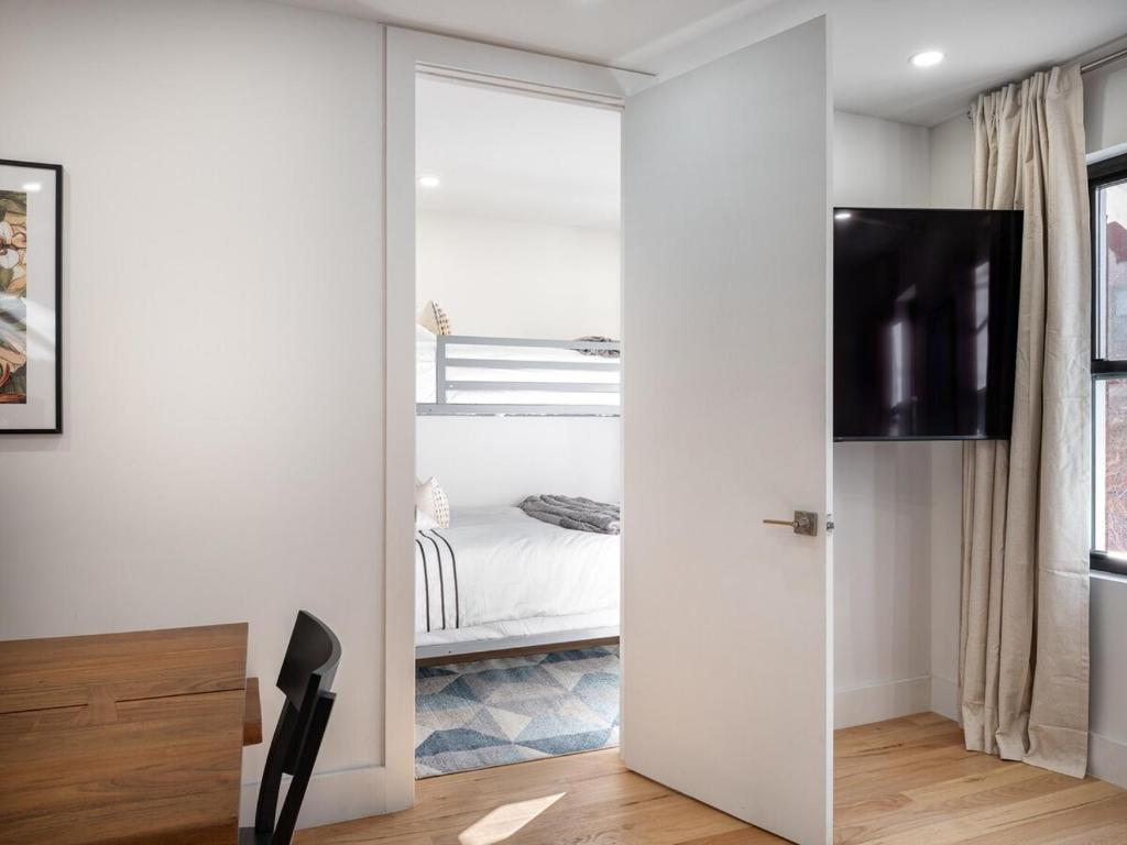 Three-Bedroom Condo next to Bedford Ave L Subwayにあるベッド