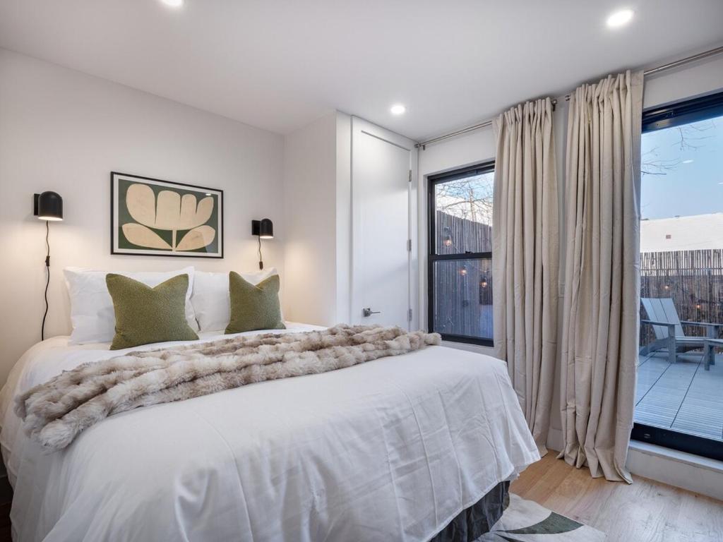 ブルックリンにあるThree-Bedroom Condo next to Bedford Ave L Subwayのベッドルーム(大型ベッド1台、大きな窓付)