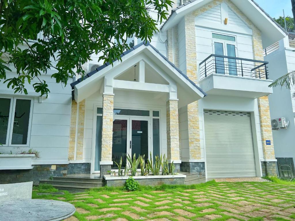 una casa blanca con garaje en 4 Bedrooms Villa in Vung Tau- The Green Mountain Villa in Vung Tau, en Vung Tau