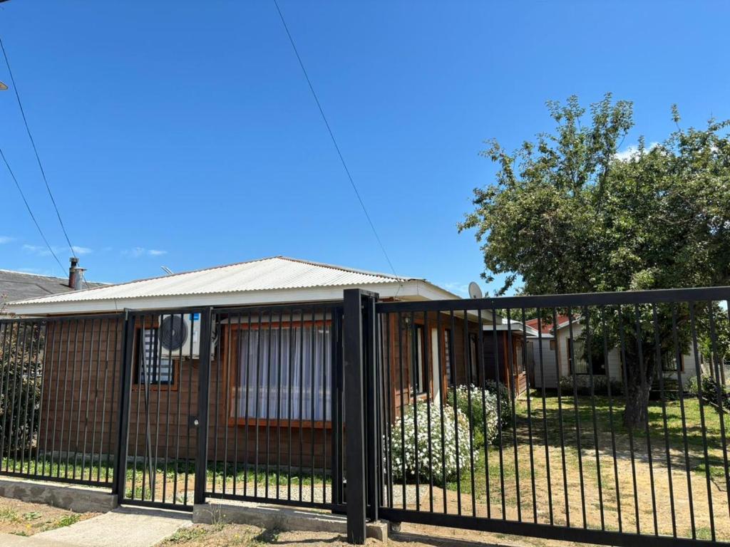 una recinzione nera di fronte a una casa di Cabañas Kreuzburg a Futrono