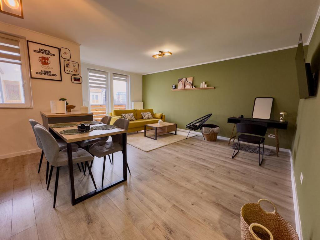 ein Wohnzimmer mit Tisch und Couch in der Unterkunft Rhapsody Home - Urban quiet area with Parking&King Bed&Balcony in Târgu Mureș
