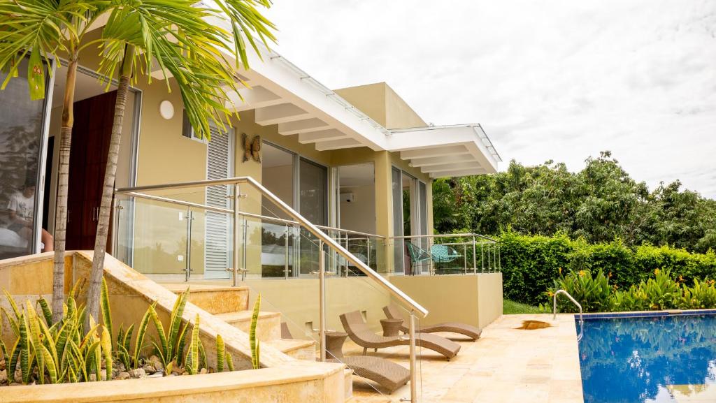 una villa con piscina y una casa en Moderna Casa-Paisajes Increíbles, en Anapoima