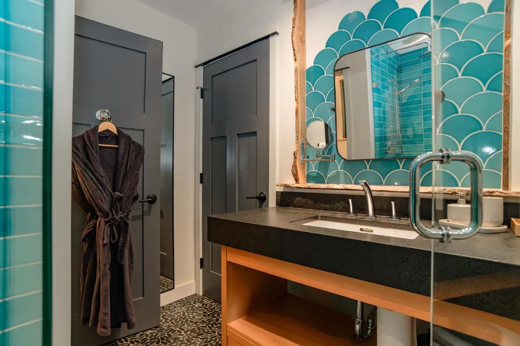 Koupelna v ubytování Sungate on Salt Spring - Luxurious Suite with Cedar Hot Tub & View