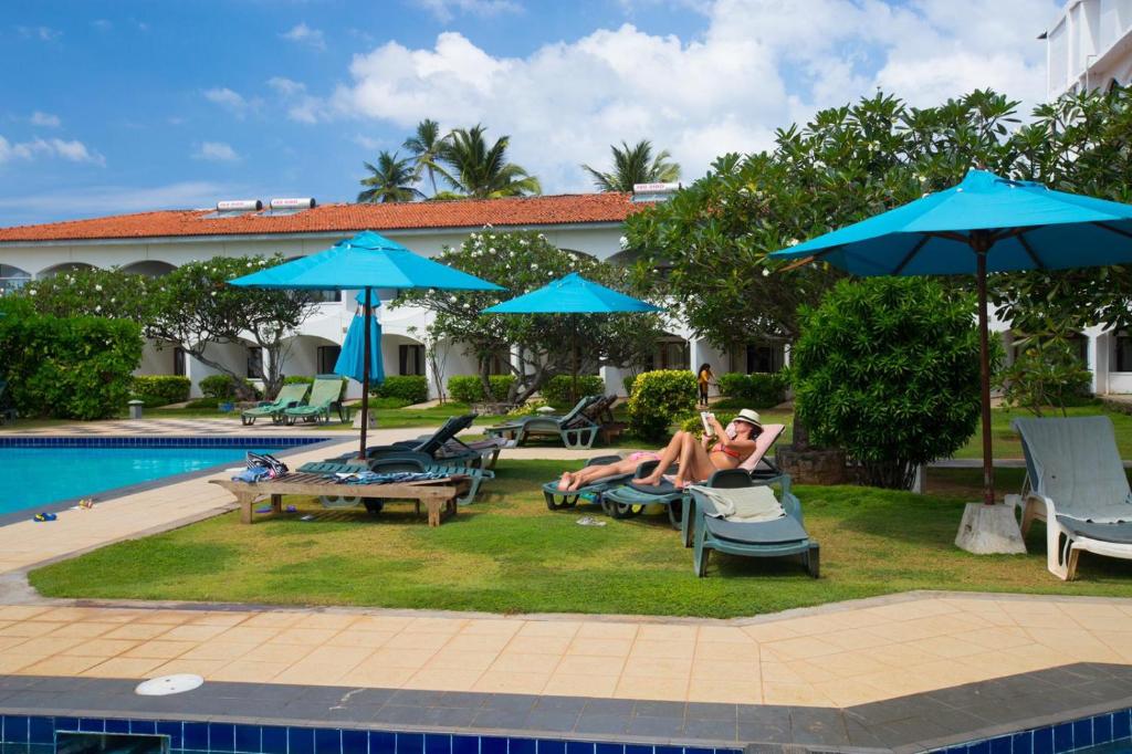 Bazén v ubytování Hotel Lanka Super Corals nebo v jeho okolí