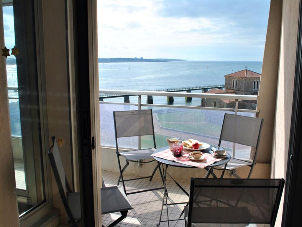 une table et des chaises sur un balcon avec vue sur l'océan dans l'établissement Appartement vue mer avec balcon, parking privé, aux Sables-d'Olonne - FR-1-92-943, à Les Sables-dʼOlonne