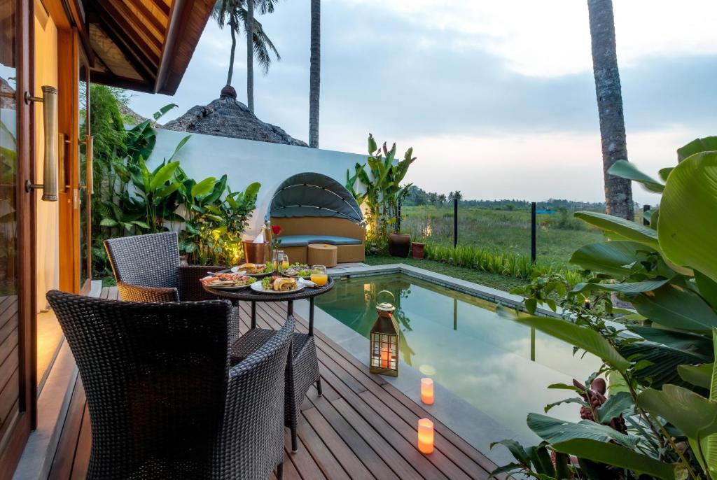 Bazén v ubytování The Calm Ubud - 1BR Romance Villa with Rice Field View nebo v jeho okolí