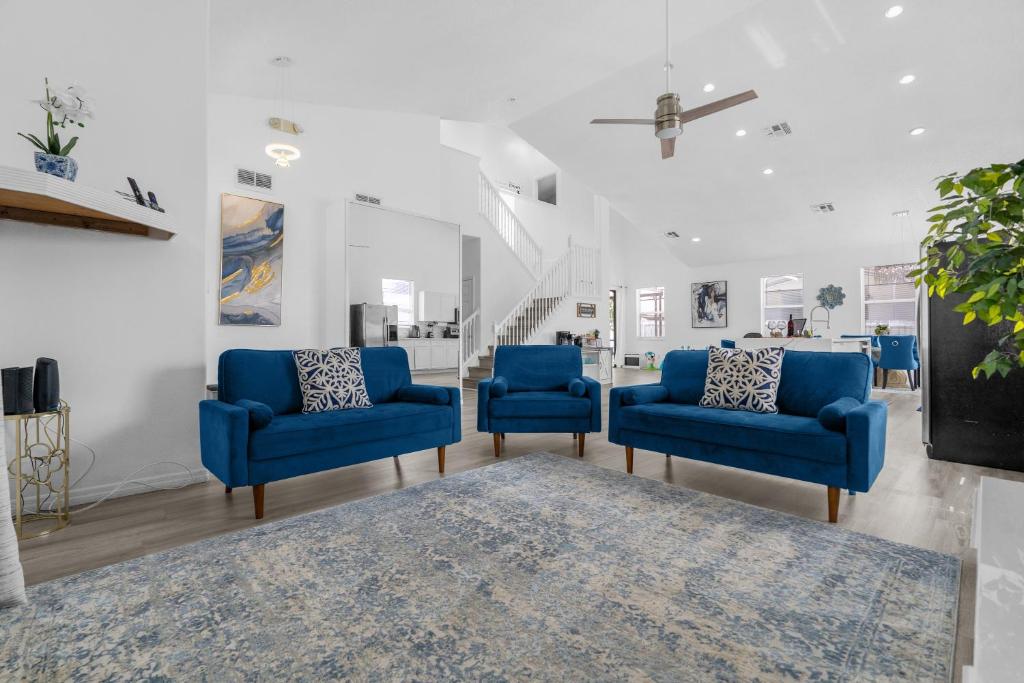 Ruang duduk di Beautiful 5BR 4 baths Themed home near Disney and Universal, Private Pool, Gameroom, baby Crib and more