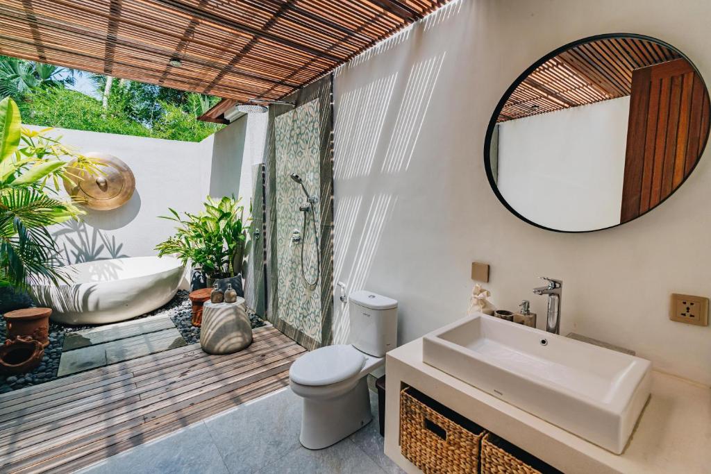 Koupelna v ubytování The Calm Ubud - 1BR Romance Villa with Rice Field View