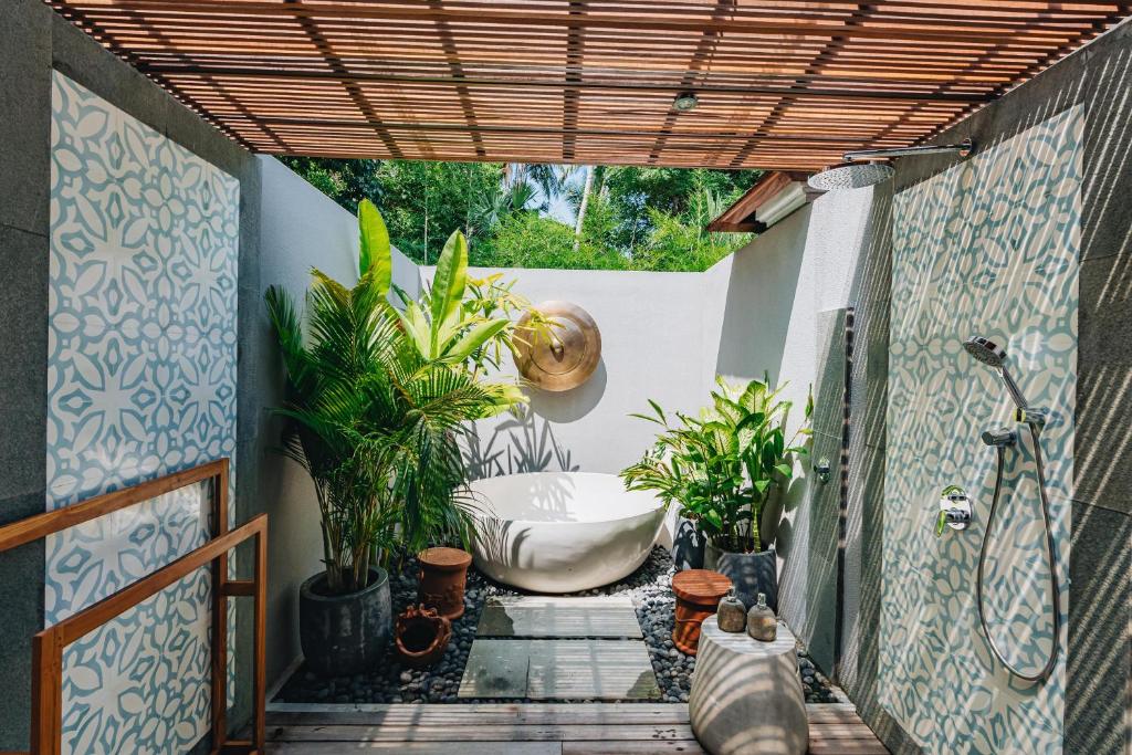 Zahrada ubytování The Calm Ubud - 1BR Romance Villa with Rice Field View