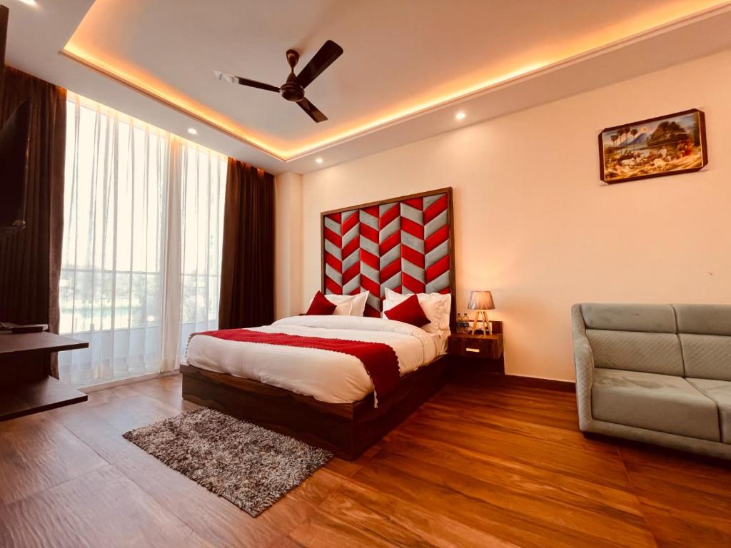Postel nebo postele na pokoji v ubytování Gange Blossom Resort, Haridwar away from city hustle