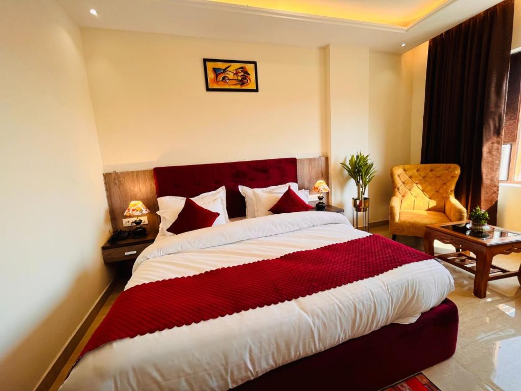 Postel nebo postele na pokoji v ubytování Gange Blossom Resort, Haridwar away from city hustle