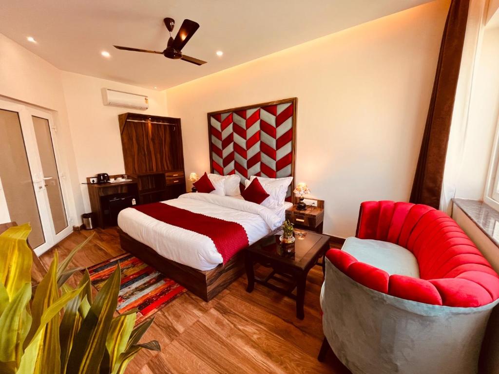 Postel nebo postele na pokoji v ubytování Gange Blossom Resort, Haridwar away from city hustle