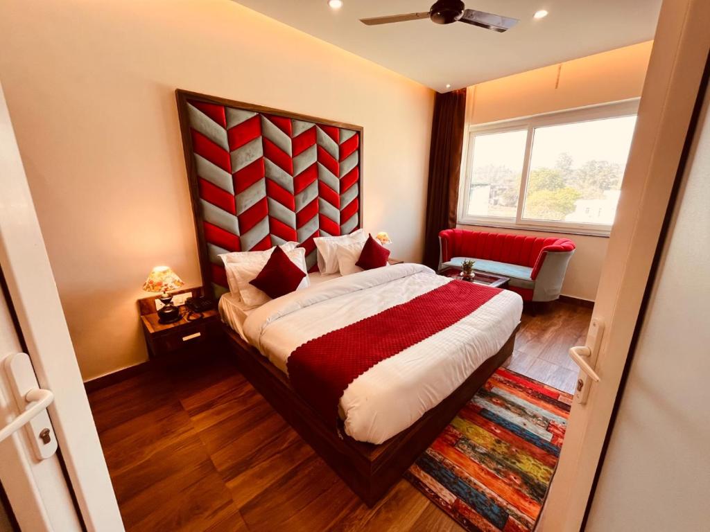 Postel nebo postele na pokoji v ubytování Gange Blossom Resort, Haridwar away from city hustle